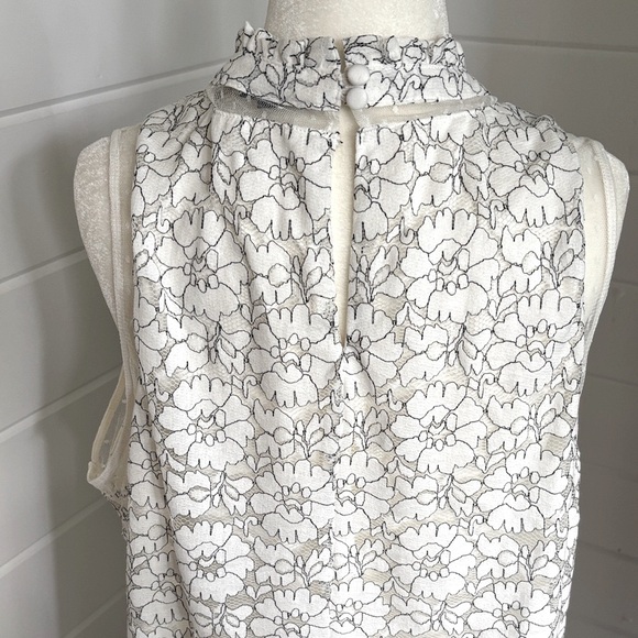 Torrid Size 1X Elegant White Sleeveless lace top, like new - Picture 8 of 16